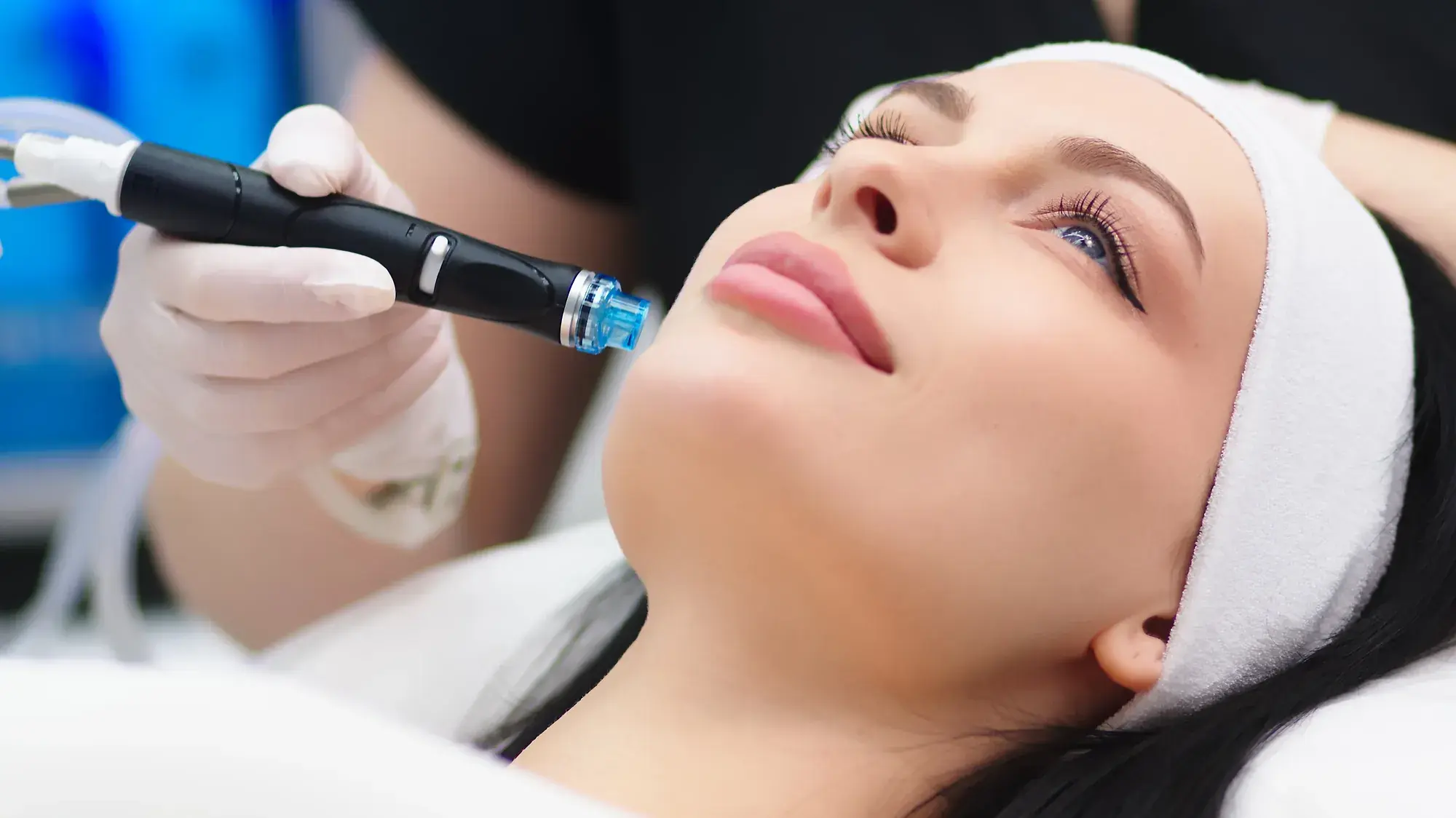 Hydrafacial Zaawansowany zabieg na twarz - Skuteczny zabieg na twarz łączący eksfoliację, ekstrakcję próżniową i głębokie nawilżenie dla jaśniejszej i bardziej zbalansowanej skóry.